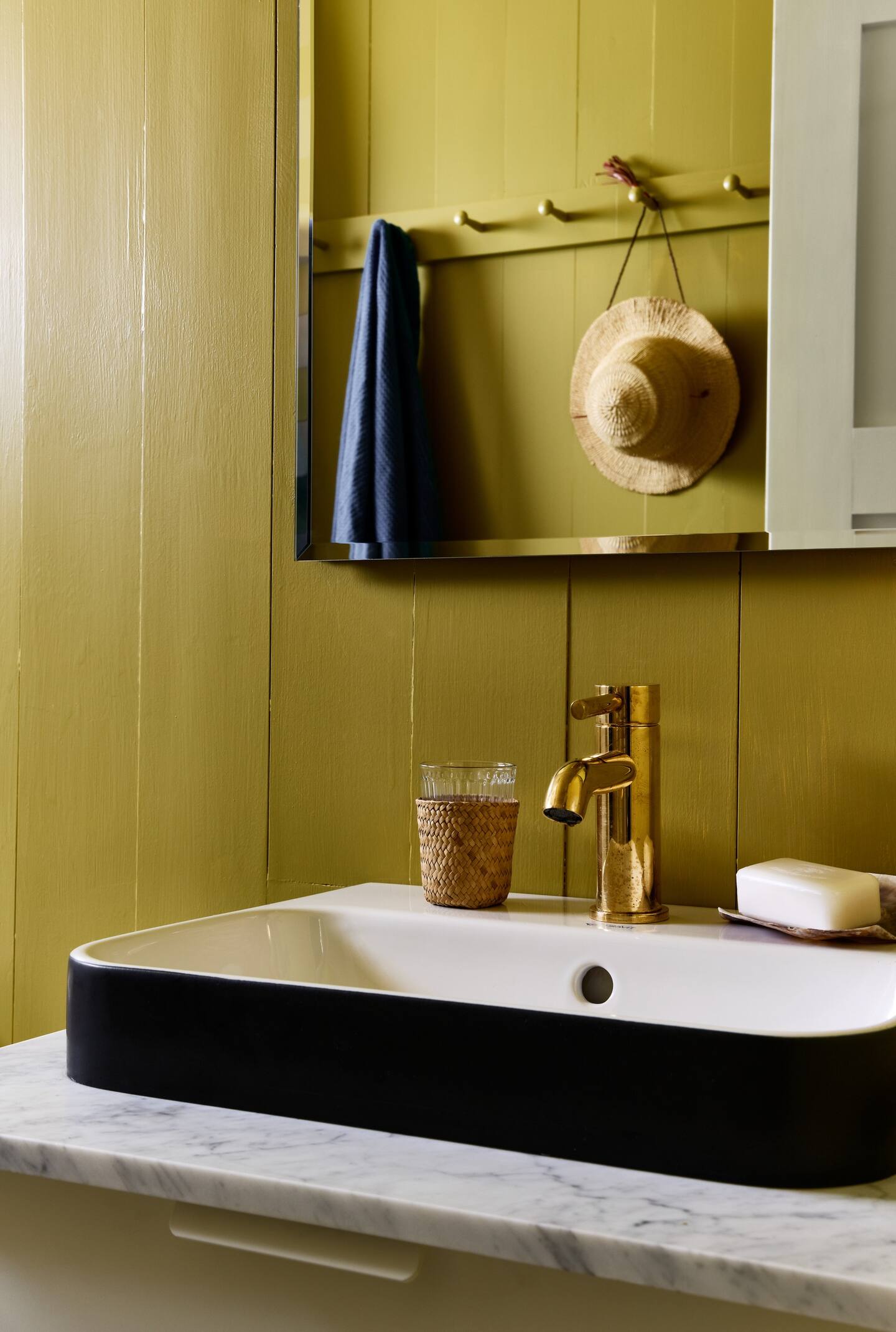 salle de bain lambris jaune moutarde salle de bain lambris jaune moutarde