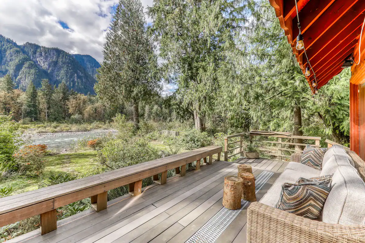 terrasse bois avec vue rivière et montagne