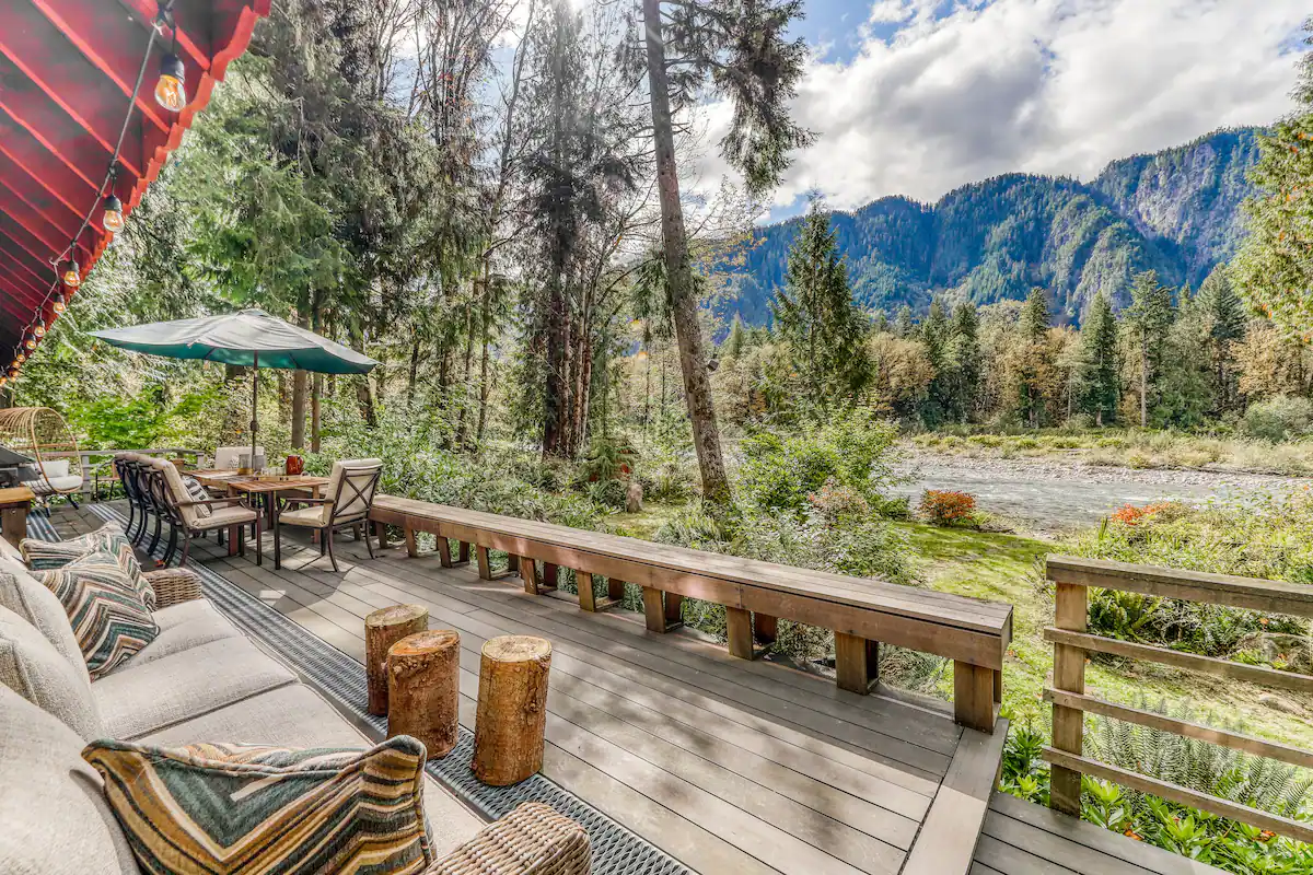 terrasse bois avec vue rivière et montagne
