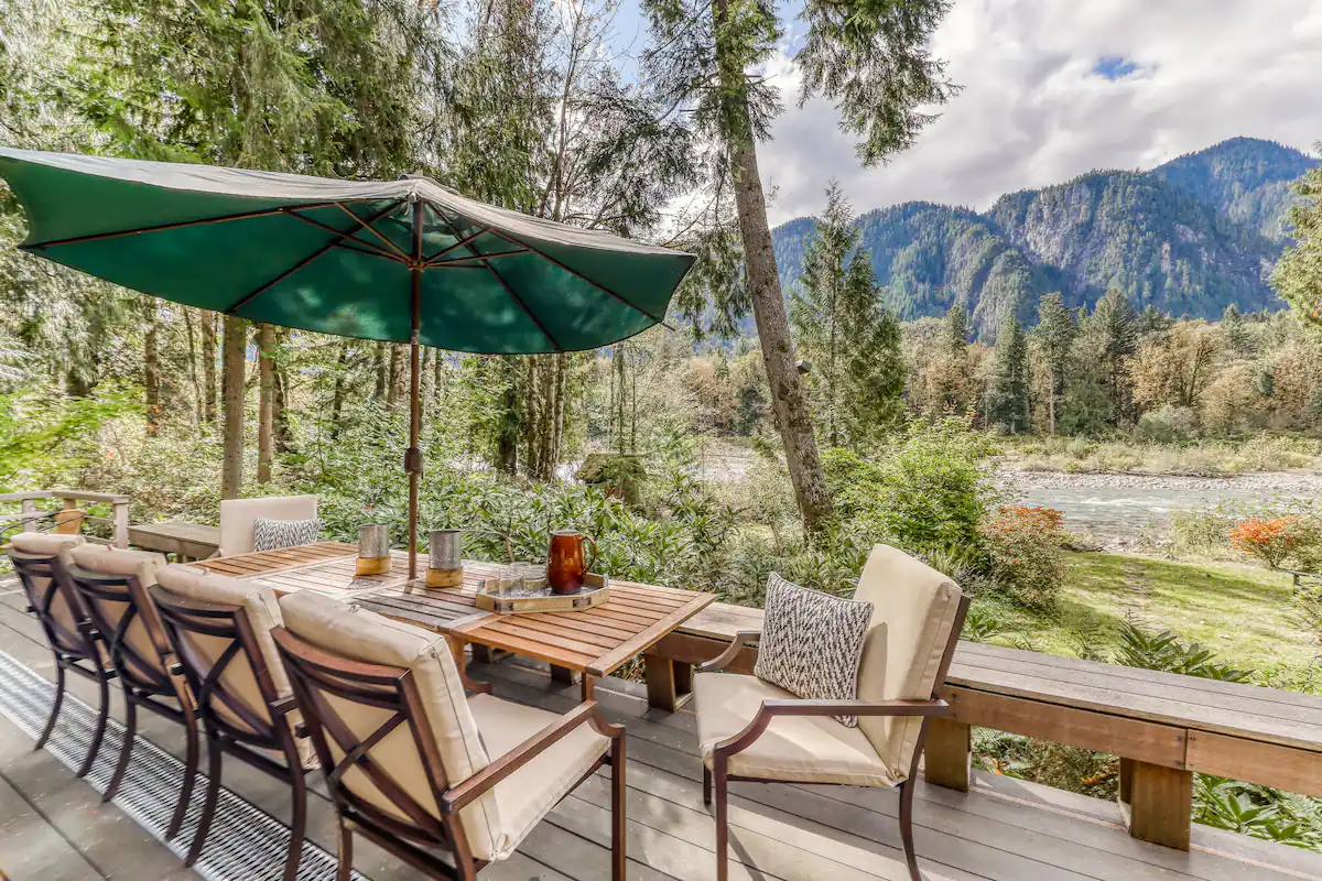 terrasse bois avec vue rivière et montagne