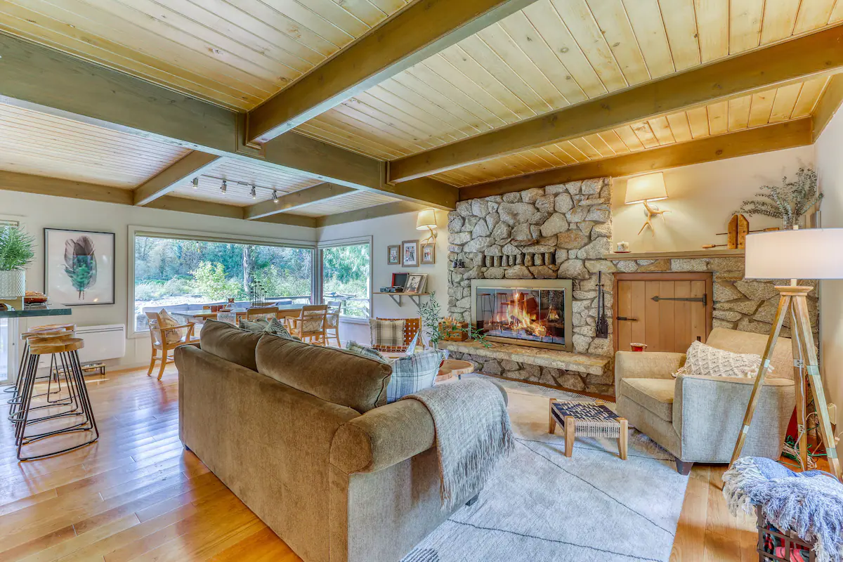 salon maison en bois avec terrasse