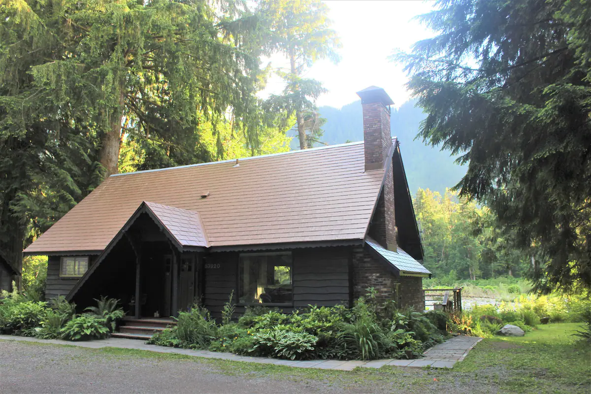 façade maison près d'une rivière