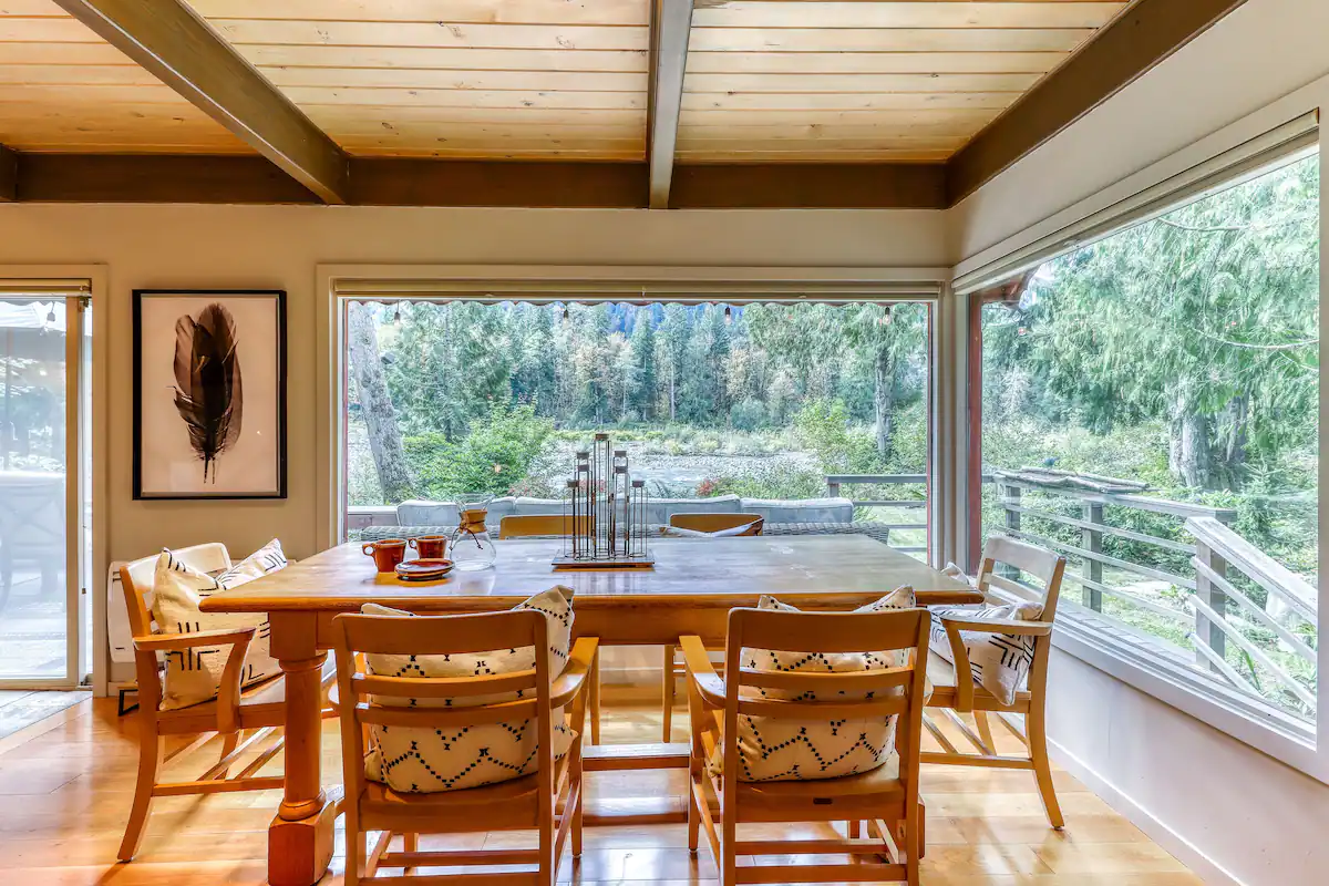 salle à manger maison en bois avec terrasse