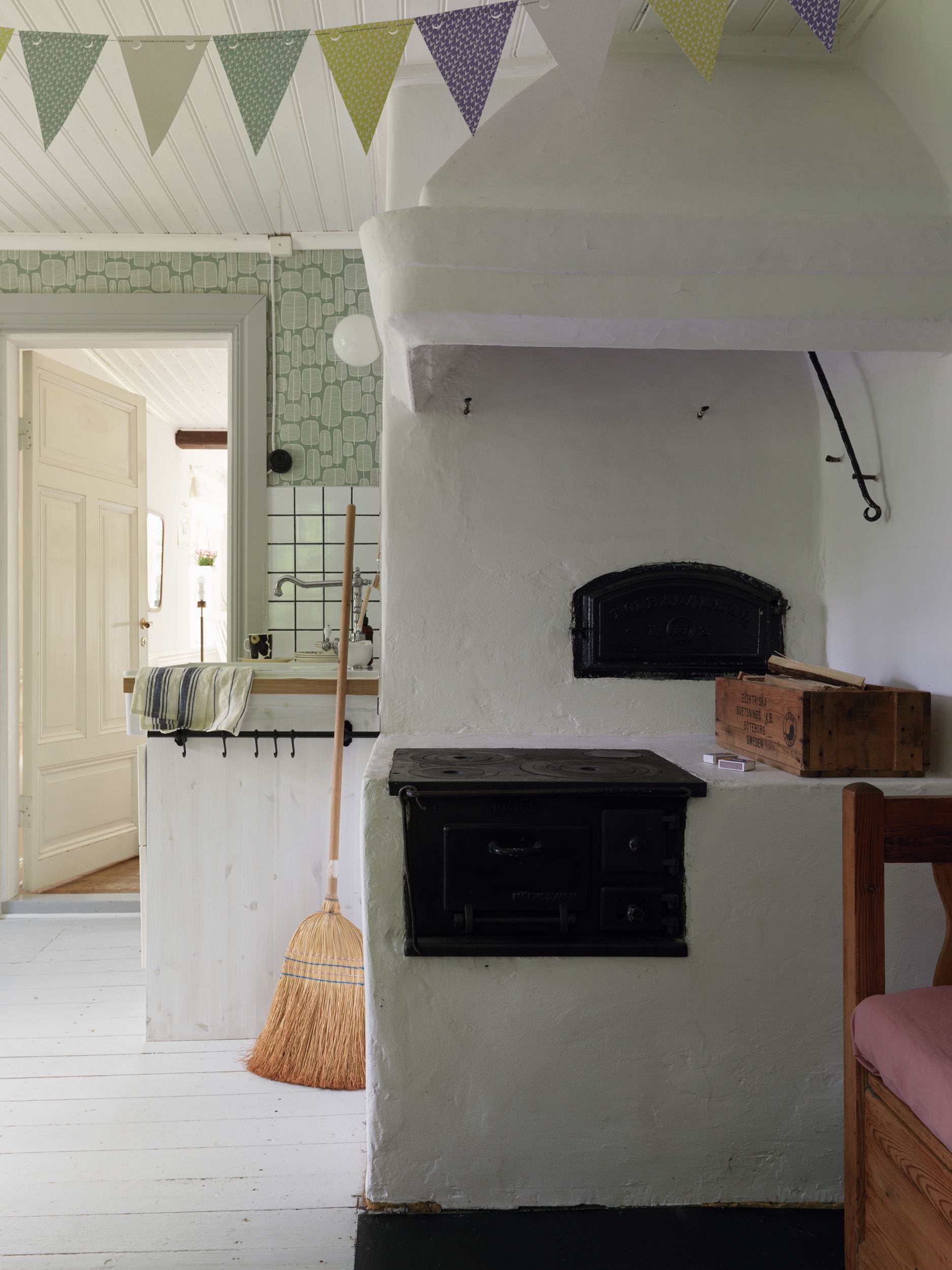 cuisine rustique avec four ancien dans petite maison en bois 50m2 cuisine rustique avec four ancien dans petite maison en bois 50m2