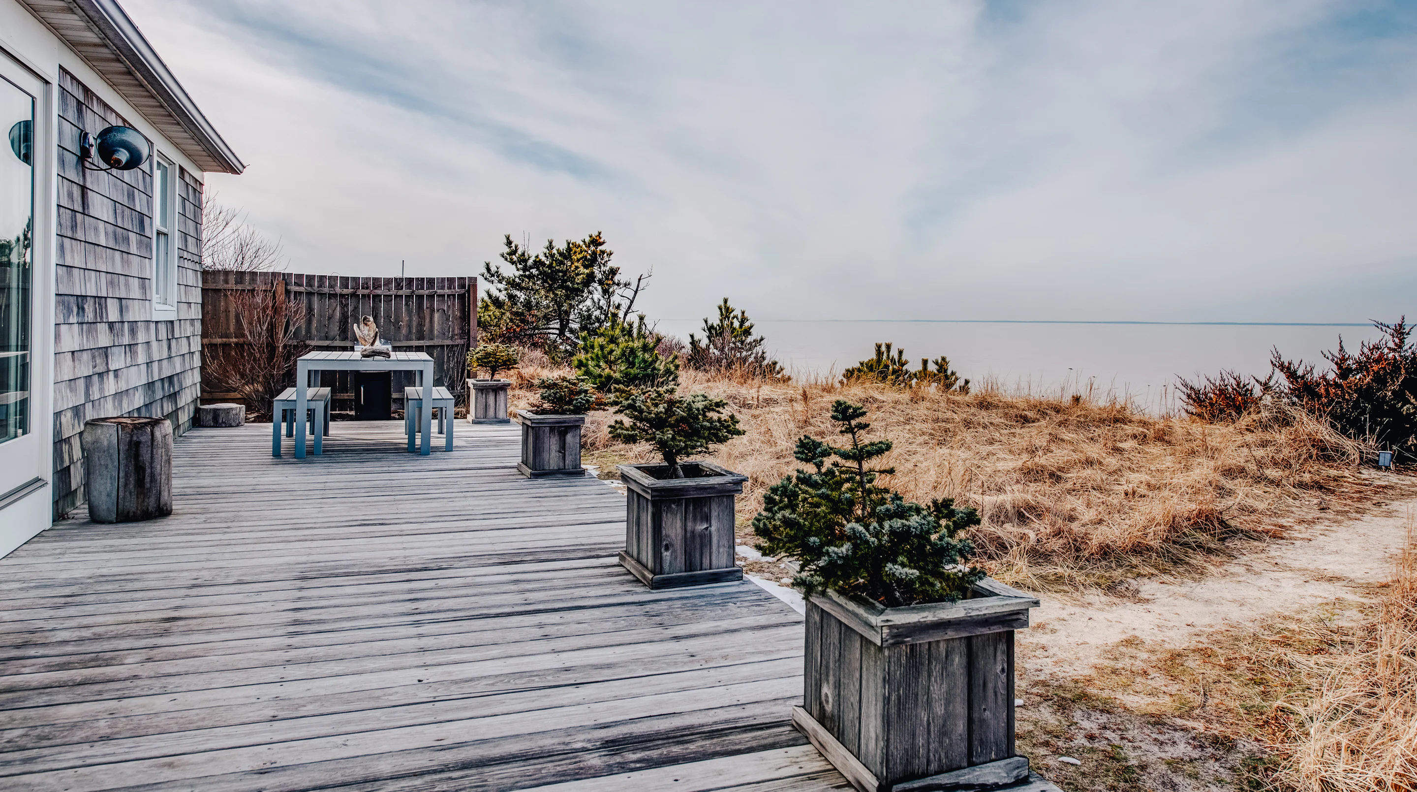 terrasse bois maison au bord de la mer