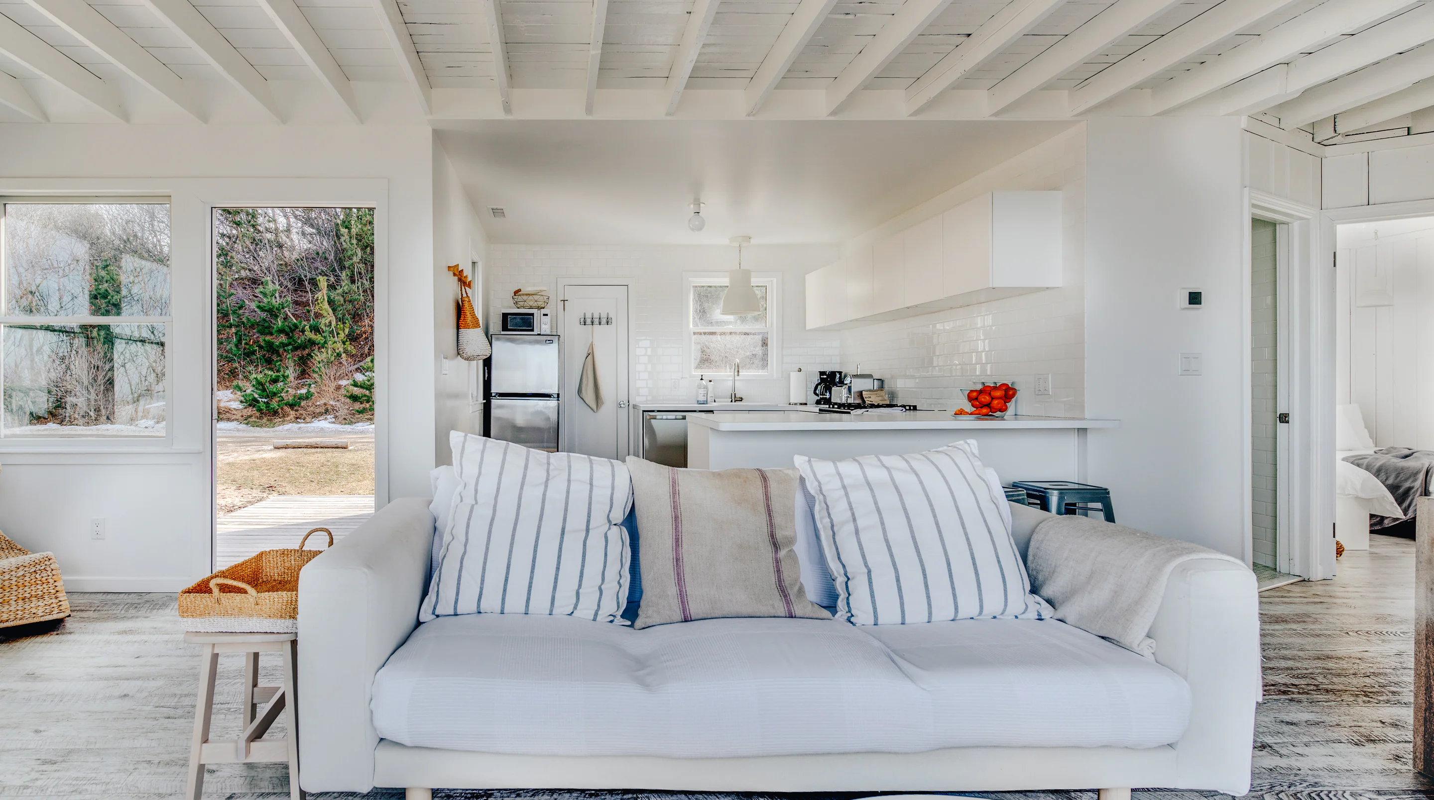 salon maison de plage en bois grisé 
