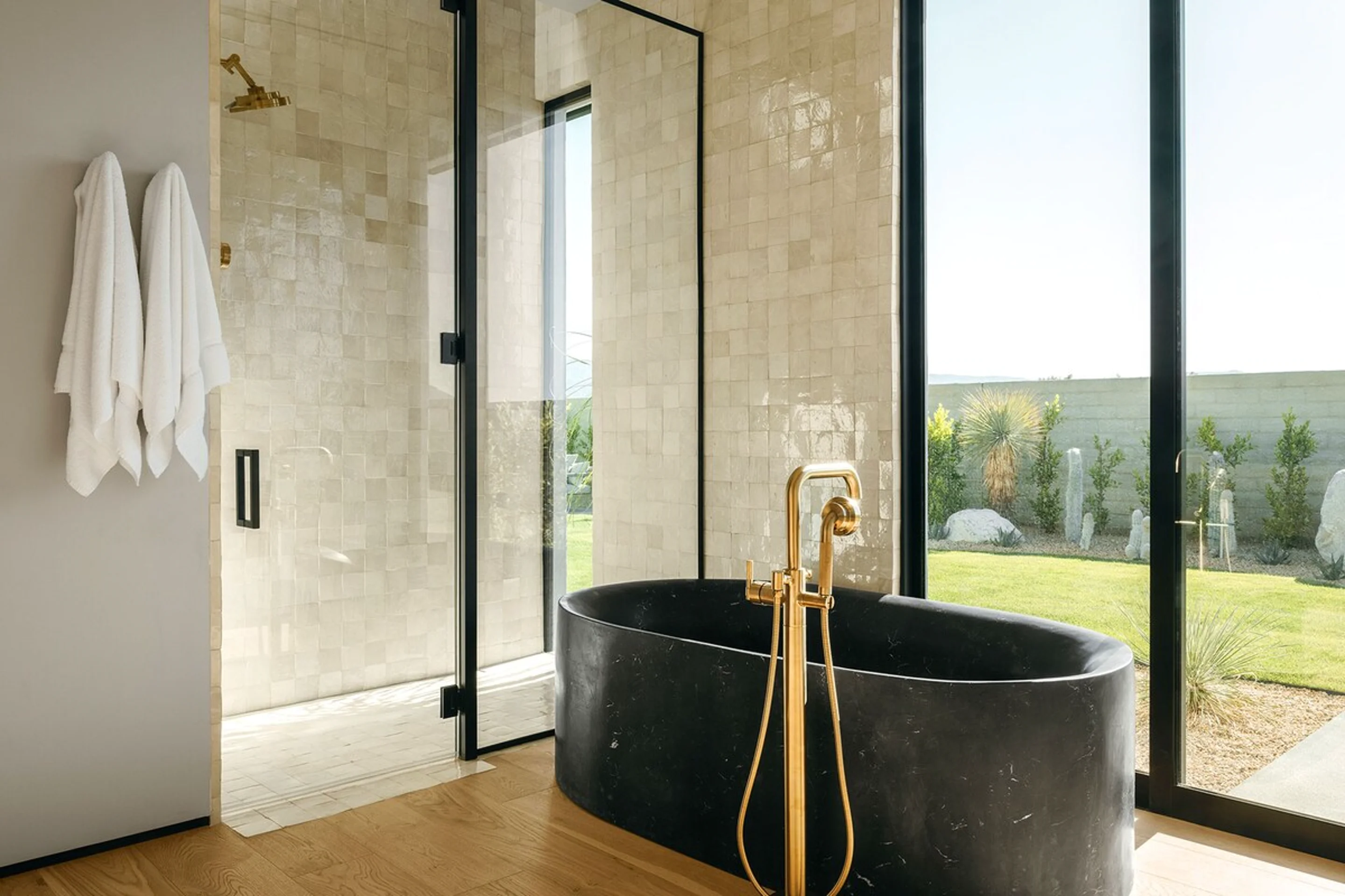 salle de bain avec baignoire noire