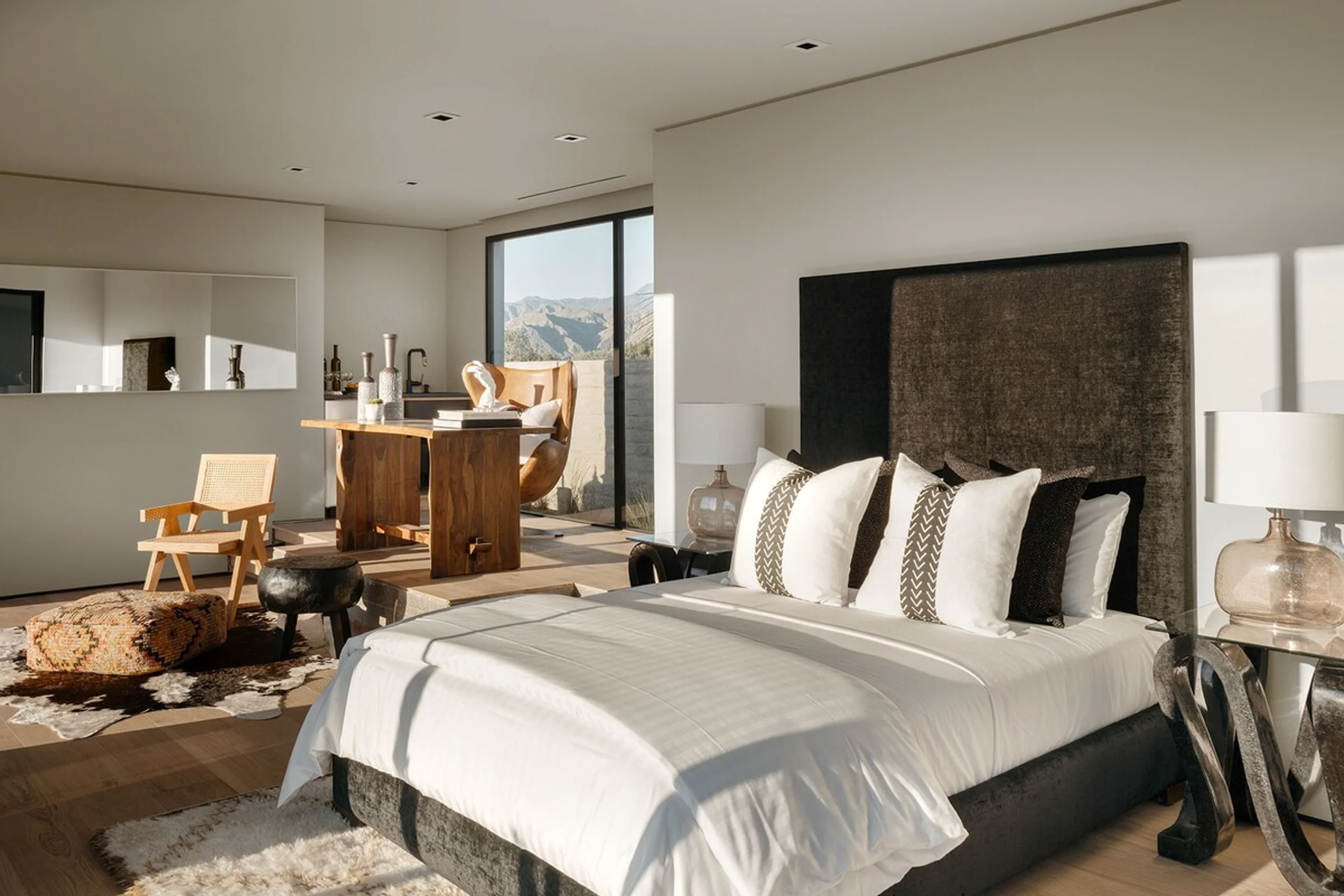 chambre avec espace bureau