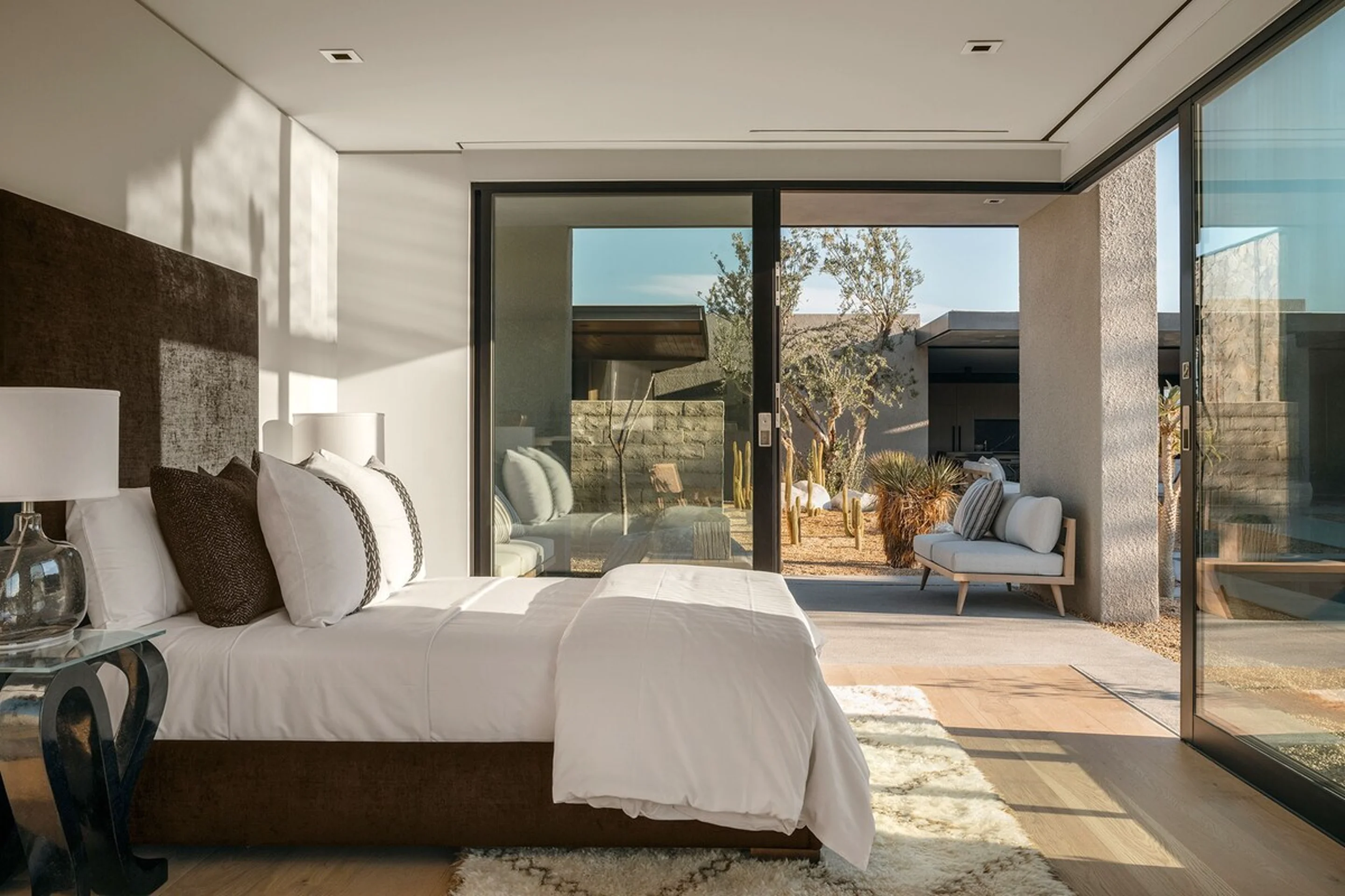 chambre avec baies vitrées