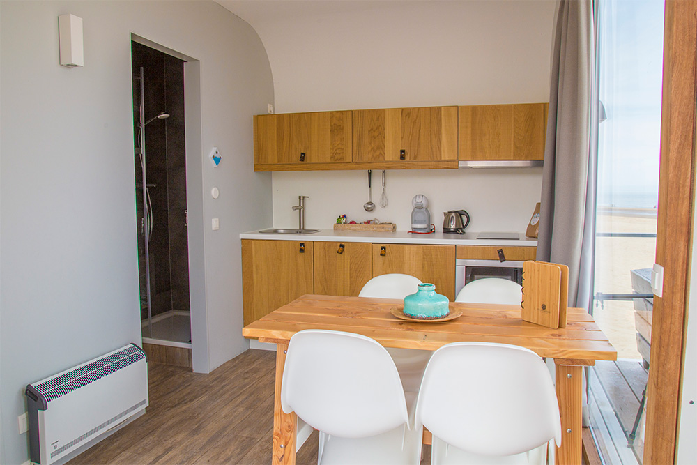 cuisine en bois et chaises Panton