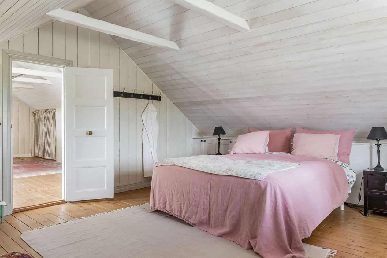 chambre sous combles lambris blancs