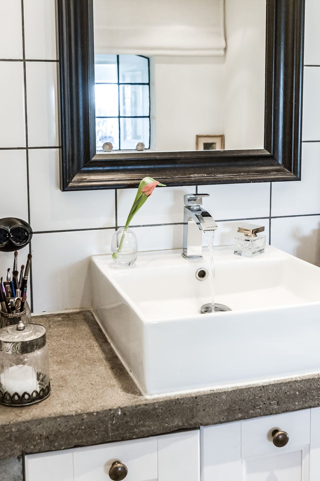 salle de bain contemporaine dans maison ancienne rénovée