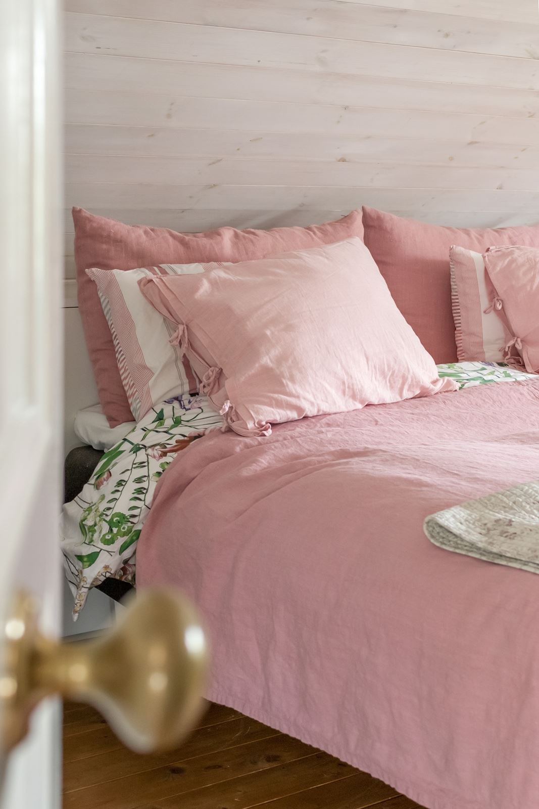 chambre sous combles lambris blancs