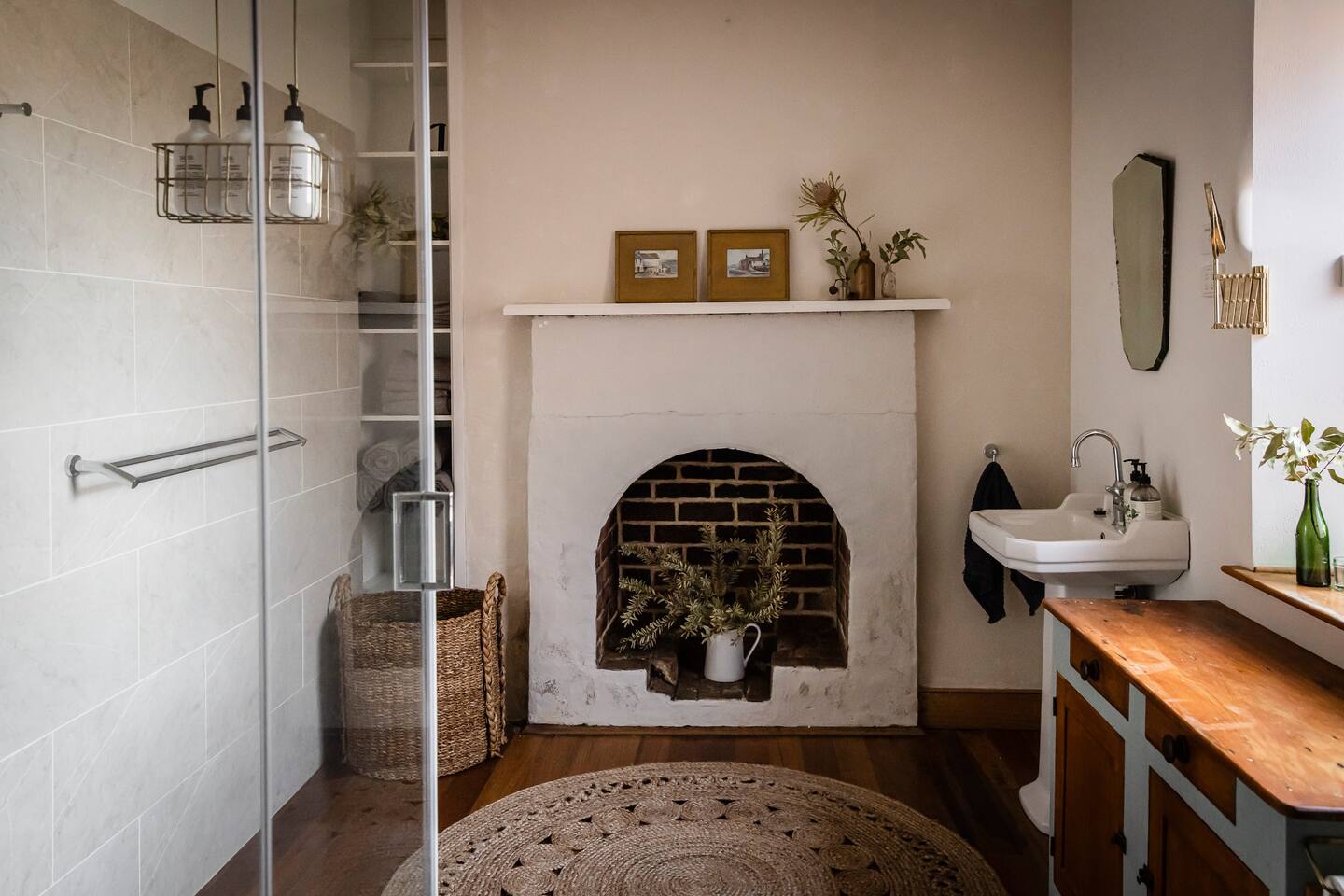 salle de bain néo rustique avec cheminée