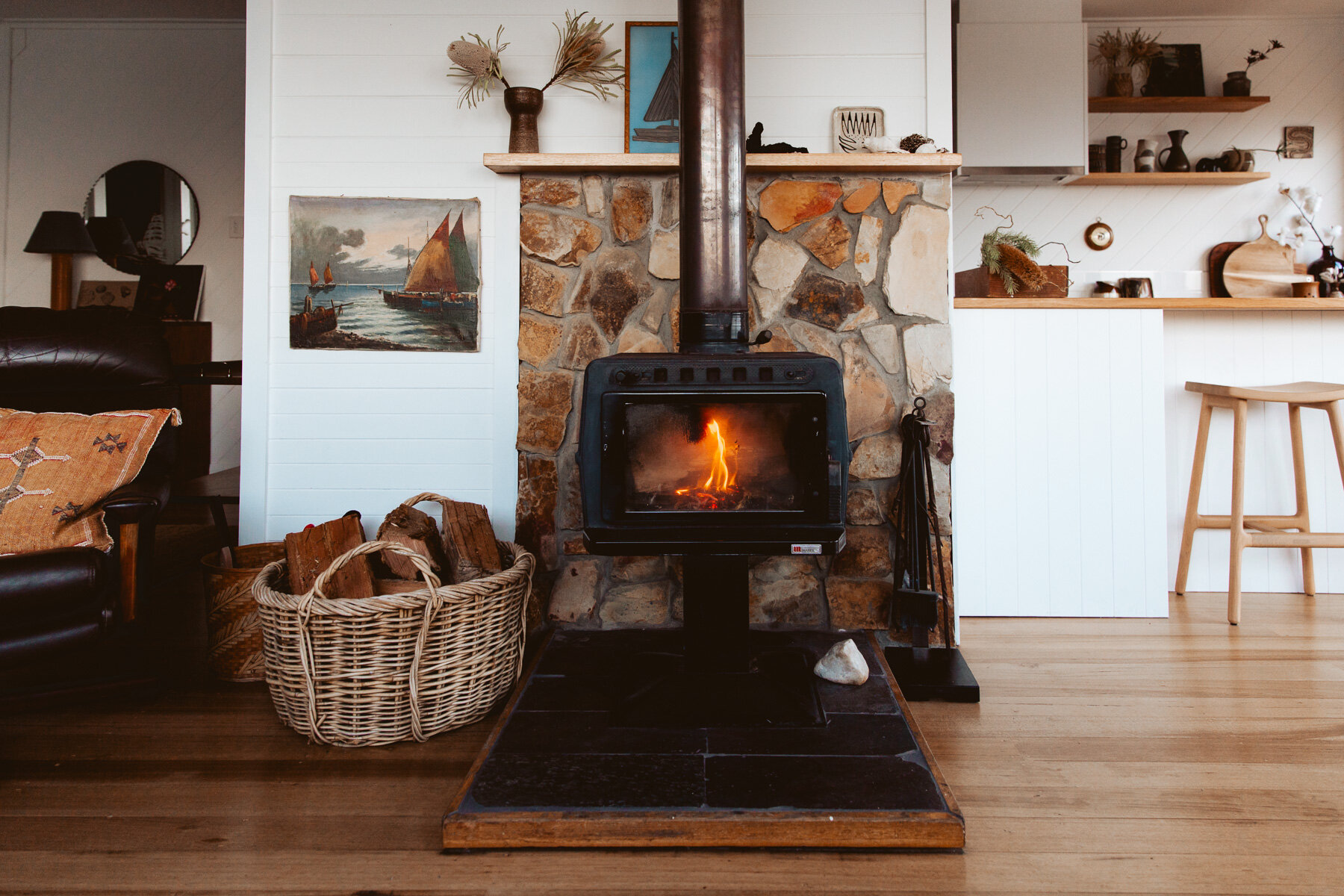 salon avec poêle maison en bois en Tasmanie salon avec poêle maison en bois en Tasmanie