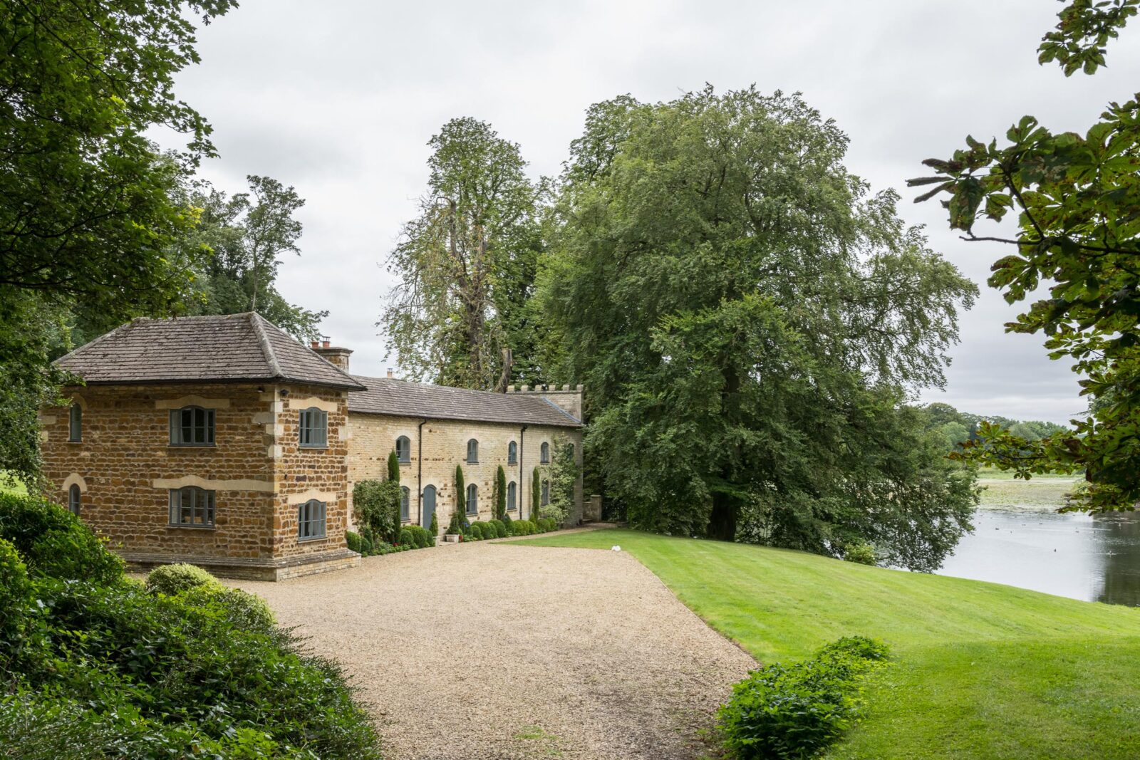 façade maison ancienne près d'un lac