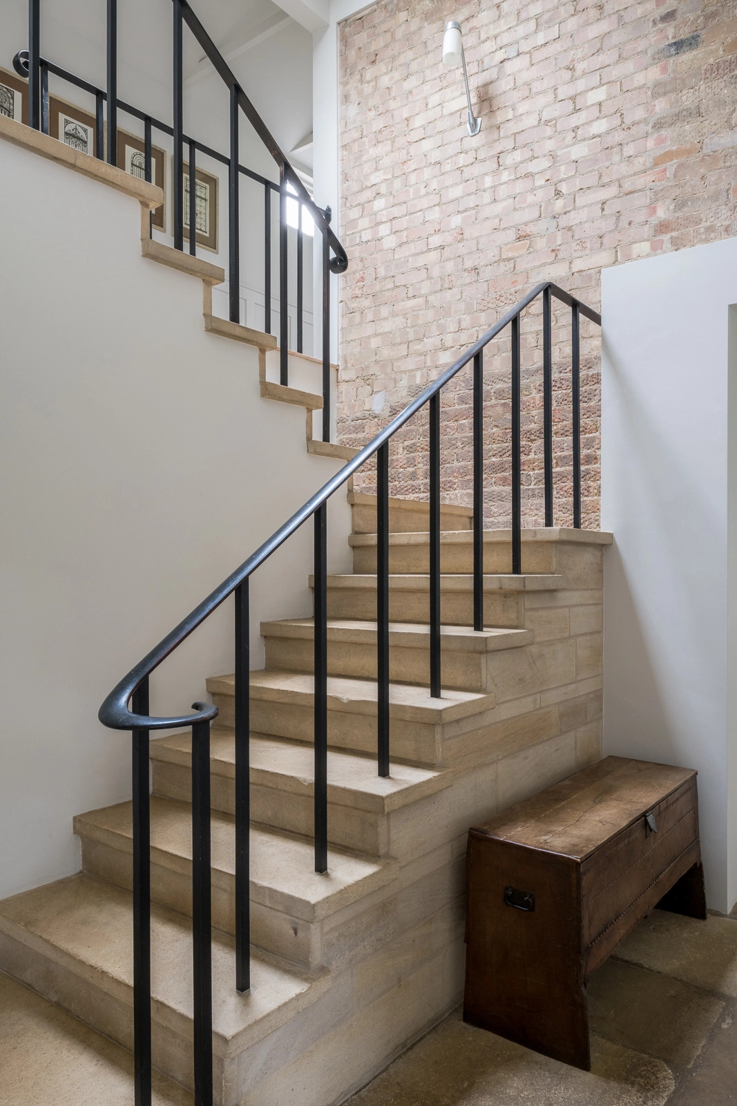 escalier métal et pierre
