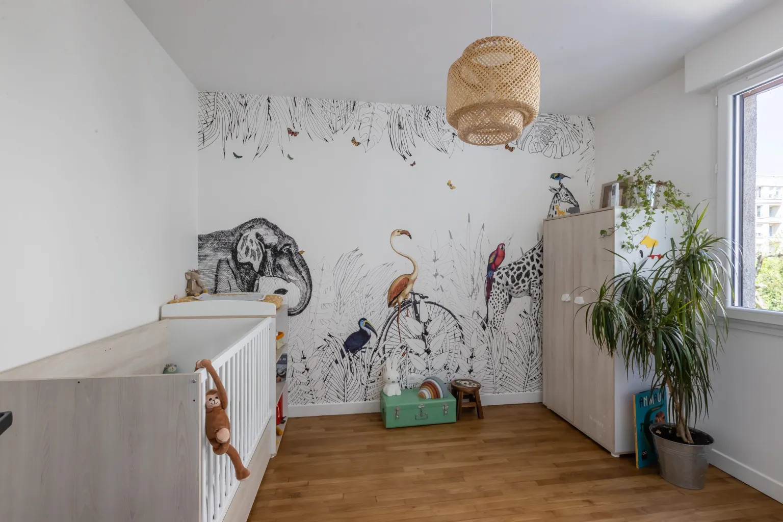 chambre d chambre d'enfant avec papier-peint