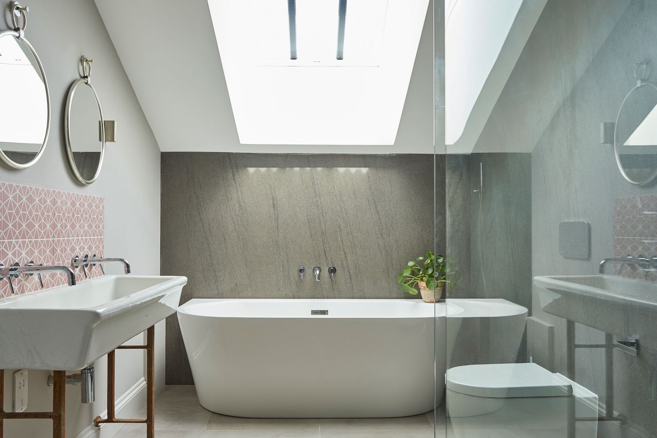 salle de bain avec fenêtre de toit salle de bain avec fenêtre de toit