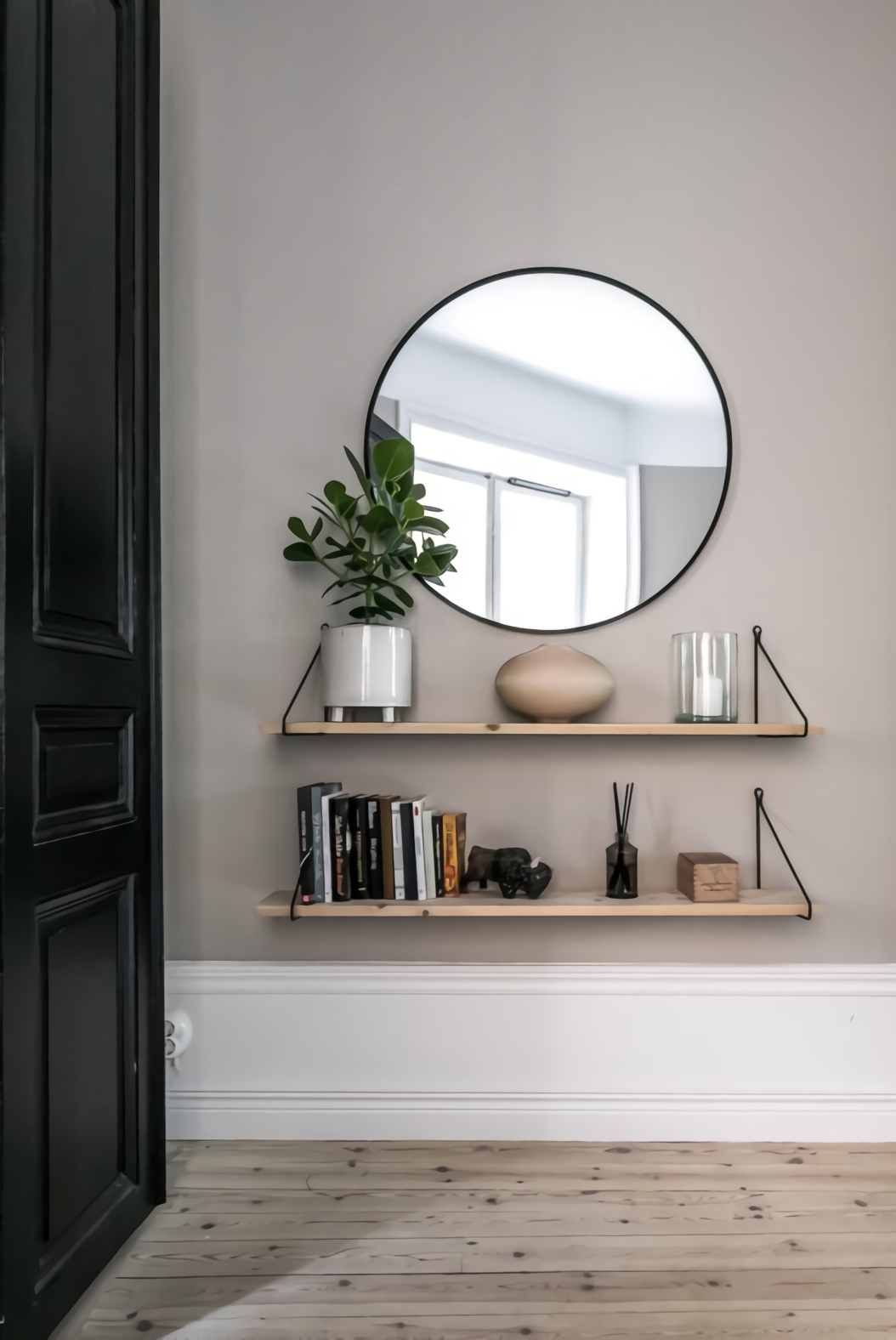 entrée avec étagères et miroir rond entrée avec étagères et miroir rond