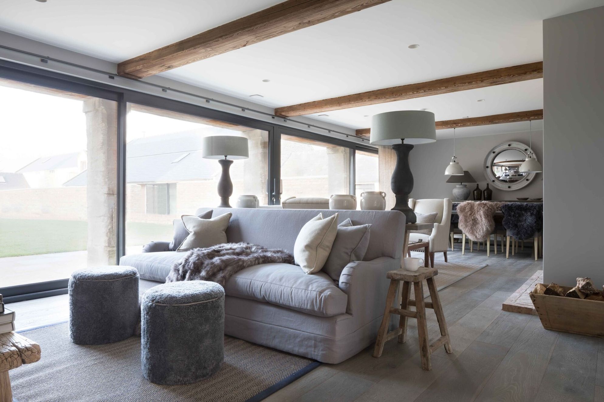 salon grange ancienne rénovée