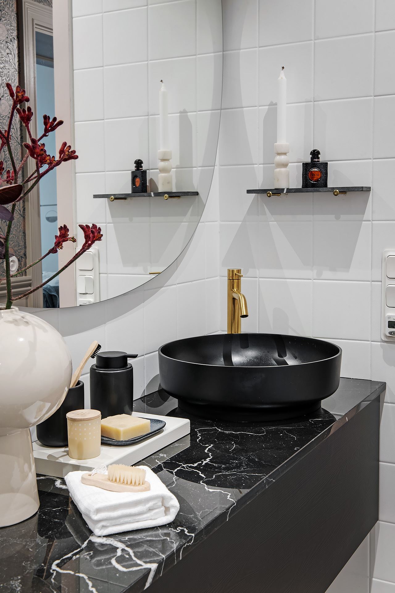 salle de bain marbre noir