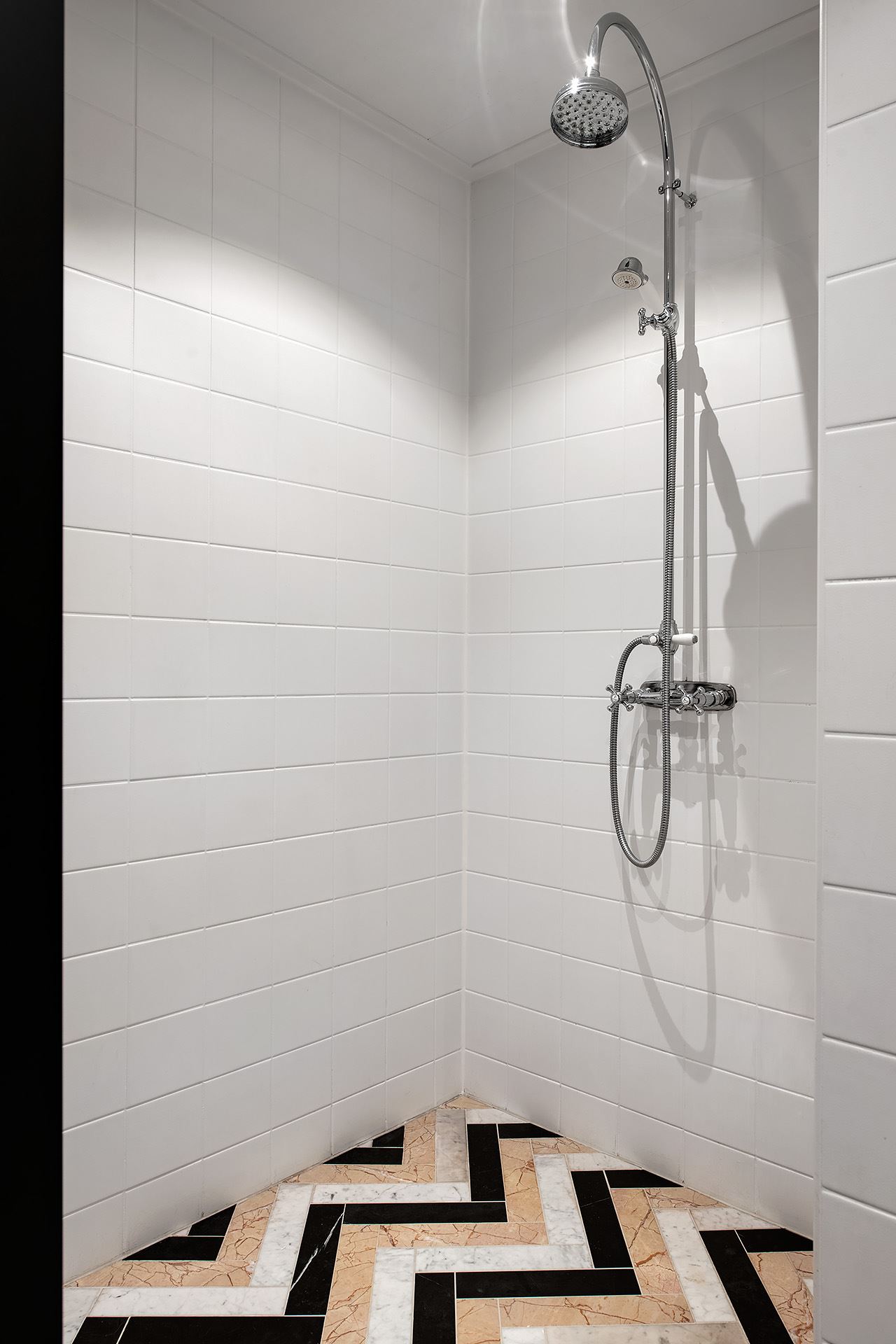 douche avec calepinage marbre