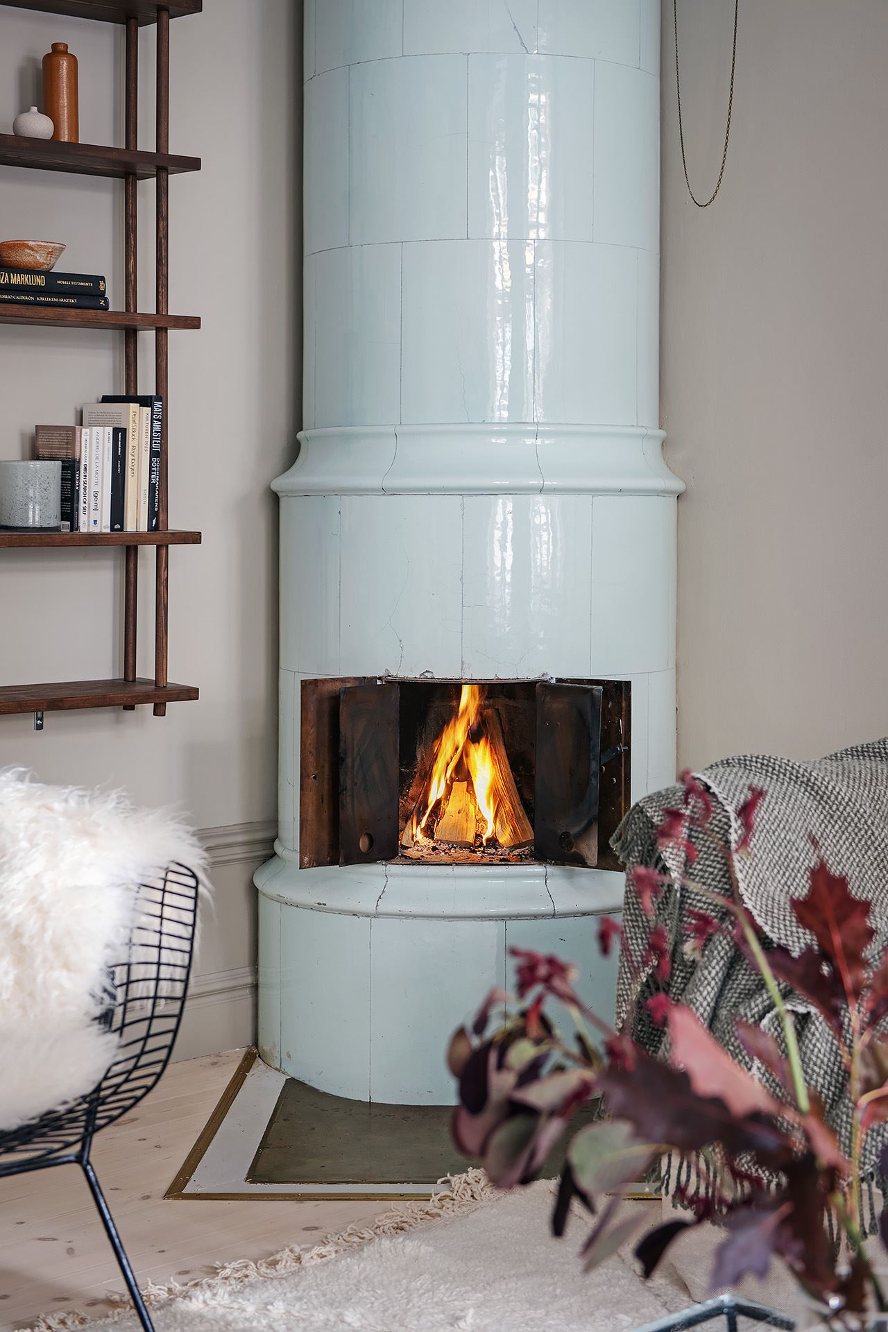 salon scandinave avec poêle ancien bleu