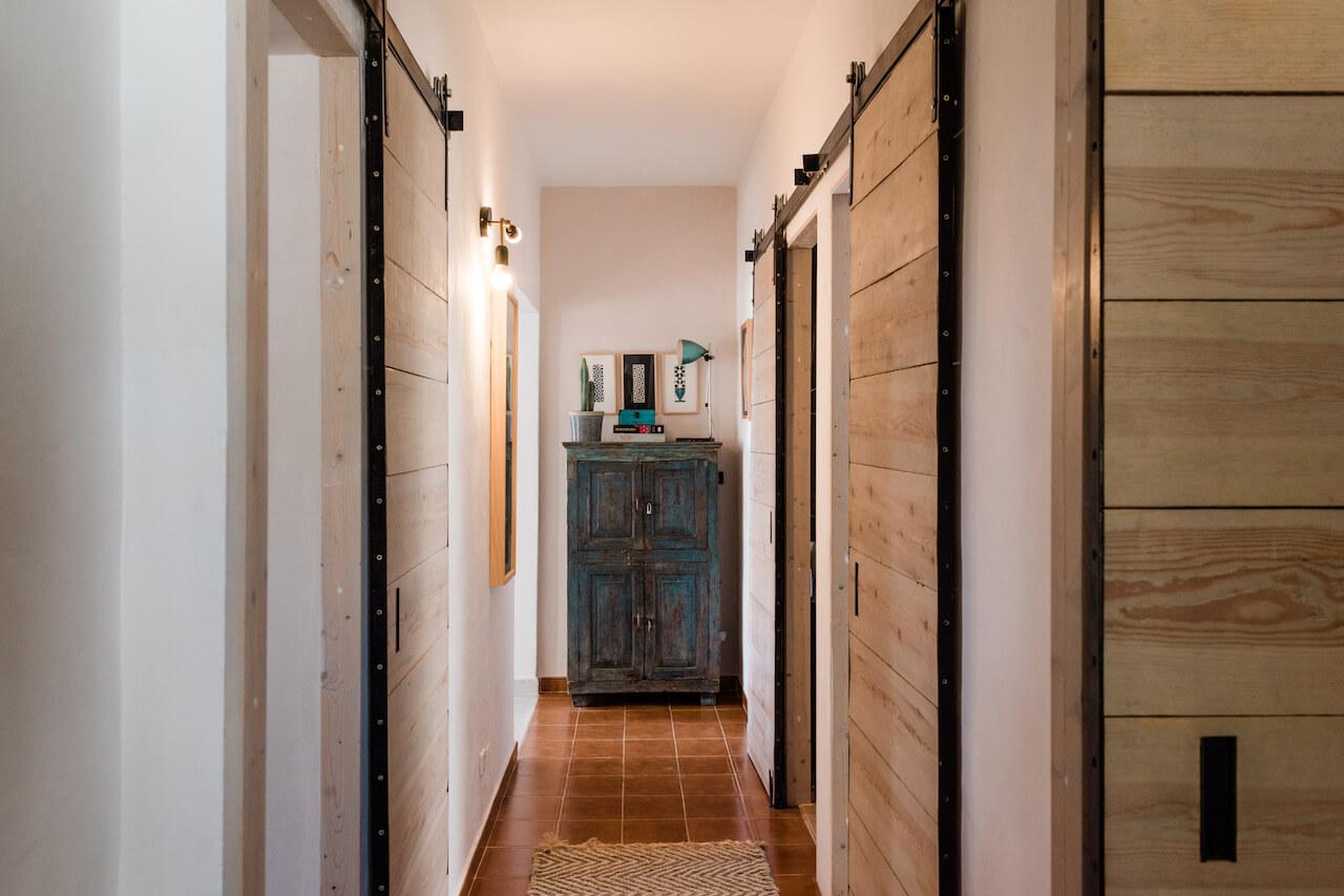 couloir avec portes de grange en bois couloir avec portes de grange en bois