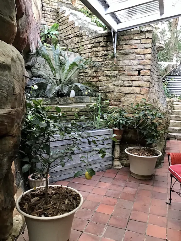 terrasse avec mur de pierres terrasse avec mur de pierres