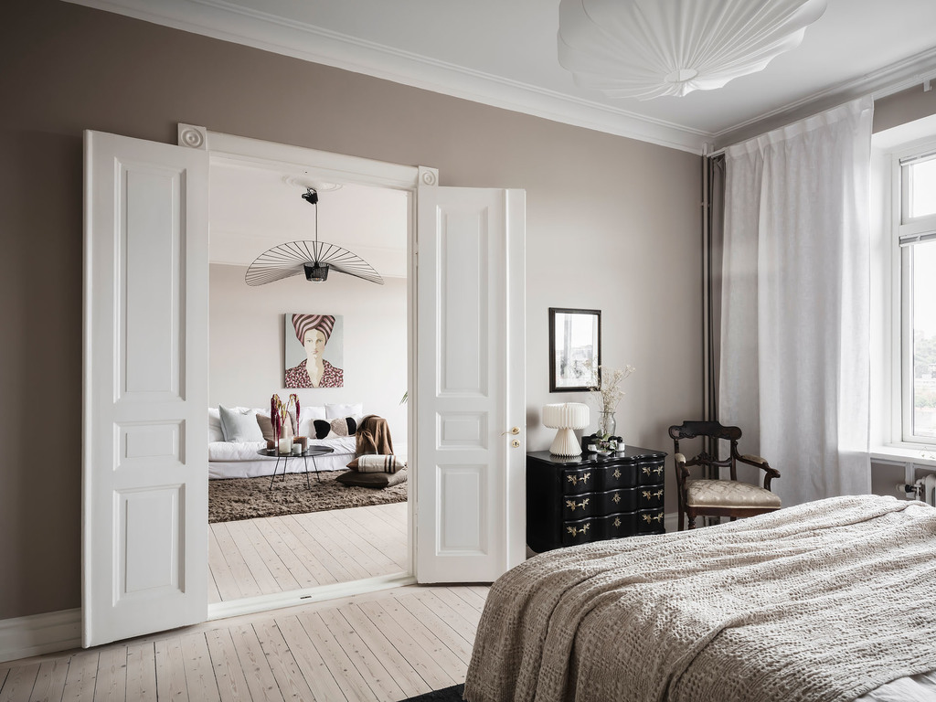 chambre murs marron clair