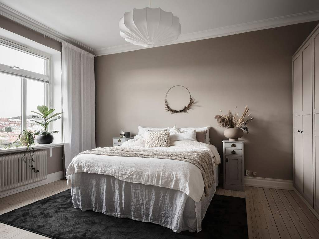 chambre murs marron clair