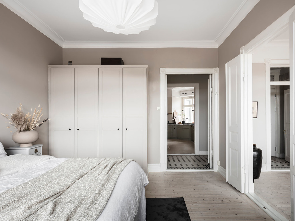 chambre murs marron clair