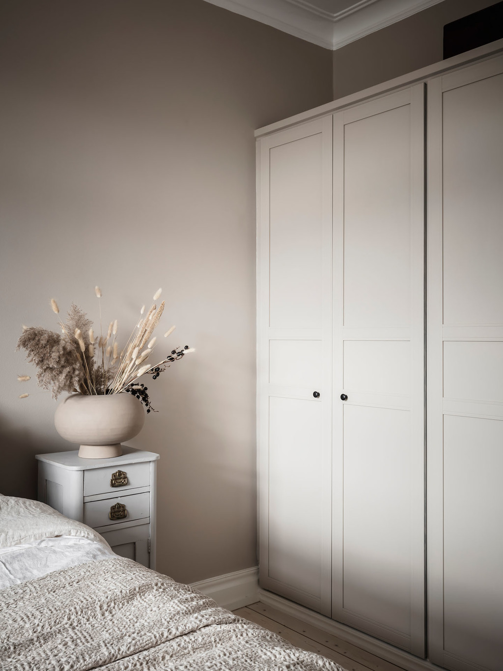 chambre murs marron clair