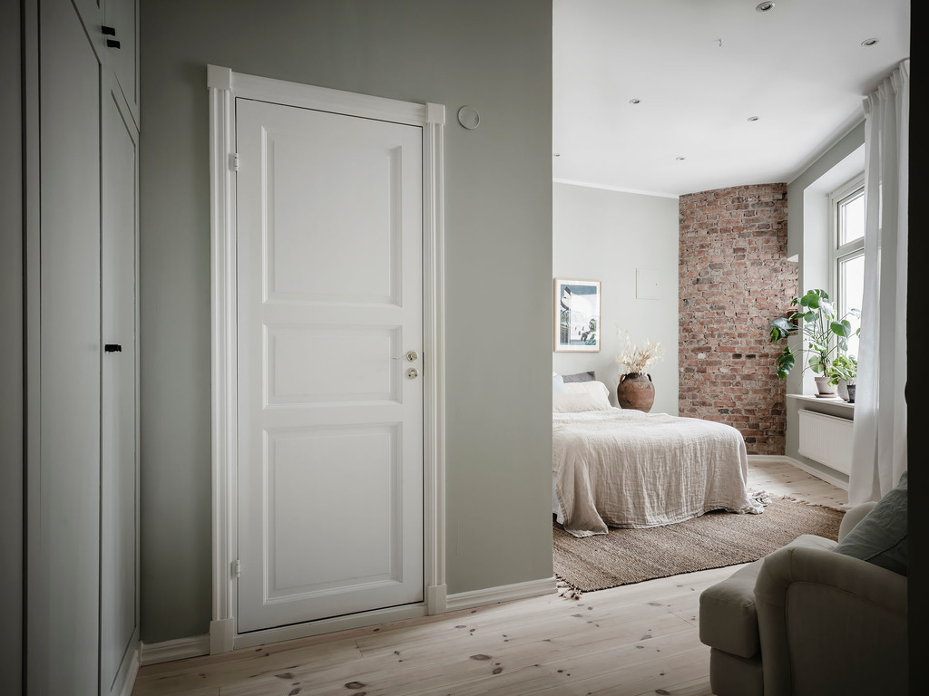 chambre murs vert pâle et briques