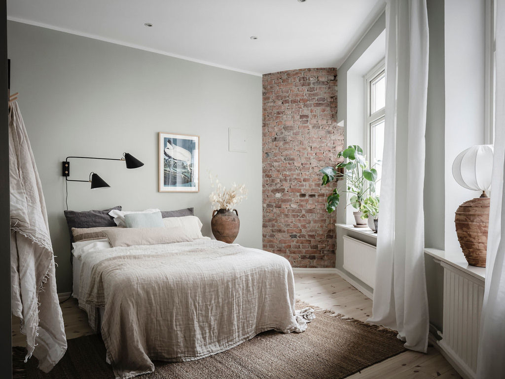chambre murs vert pâle et briques