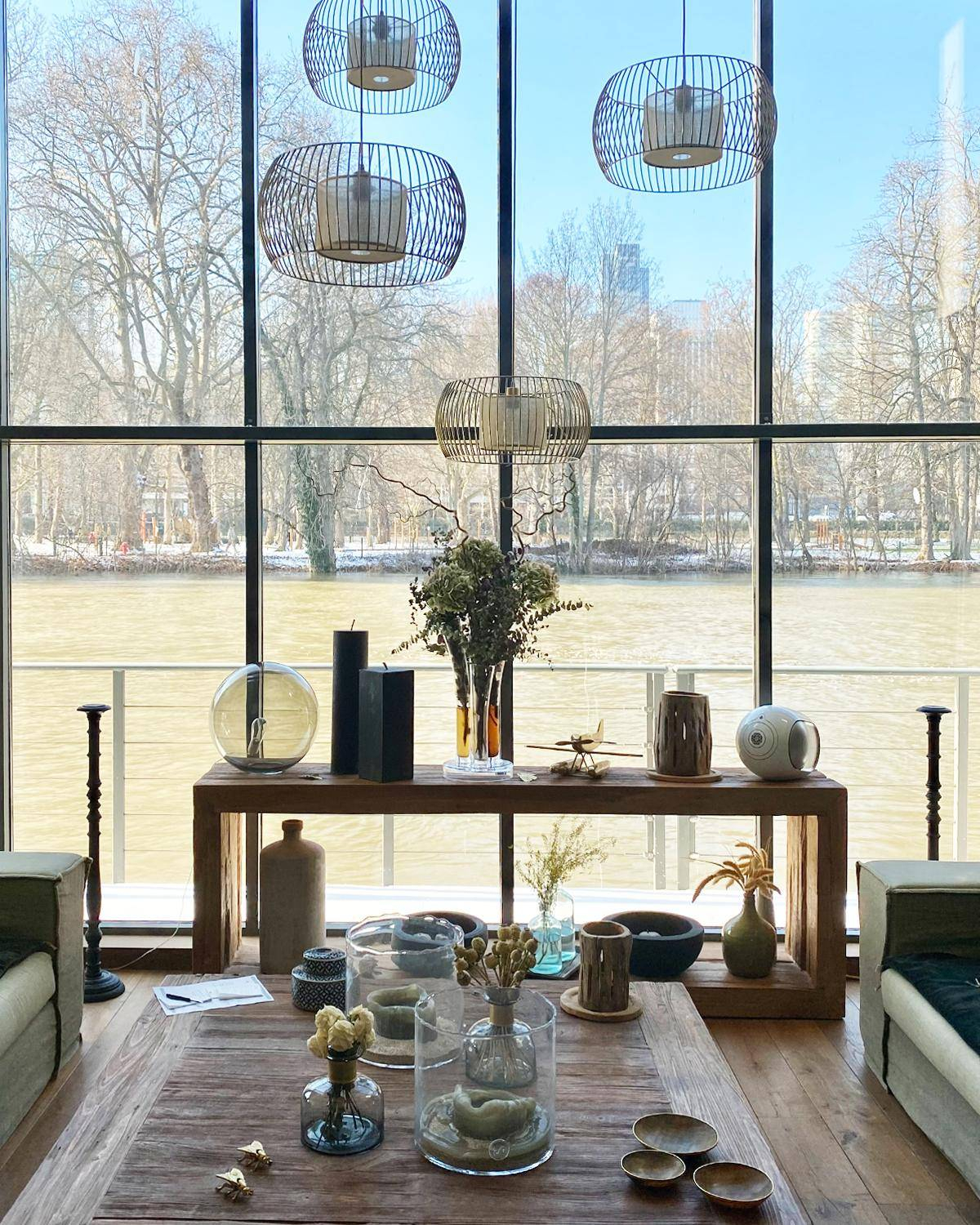 salon double hauteur houseboat Paris