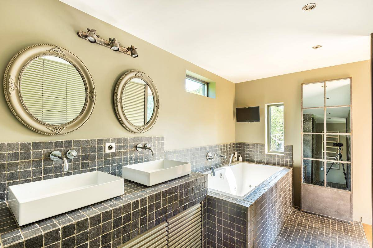 salle de bain grise