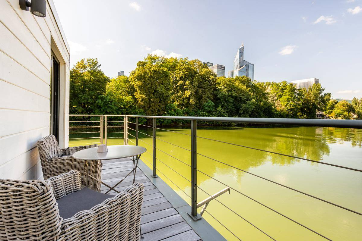 terrasse bois sur l'eau