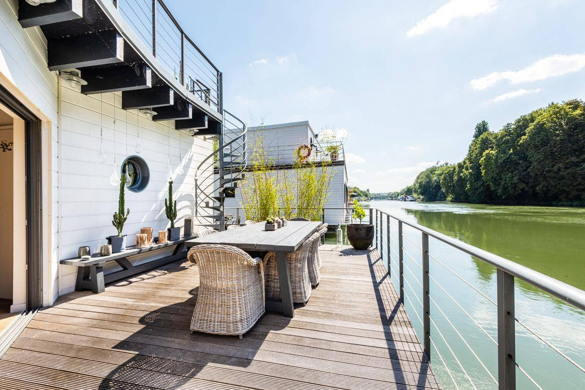 terrasse bois sur l'eau