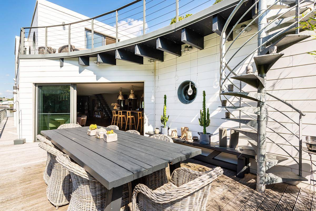 terrasse bois sur l'eau