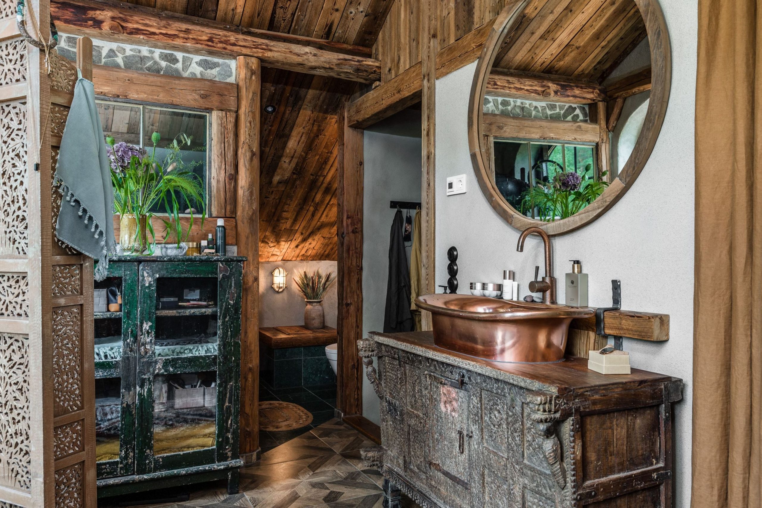 salle de bain avec fenêtres et baignoire et vasque en cuivre salle de bain avec fenêtres et baignoire et vasque en cuivre