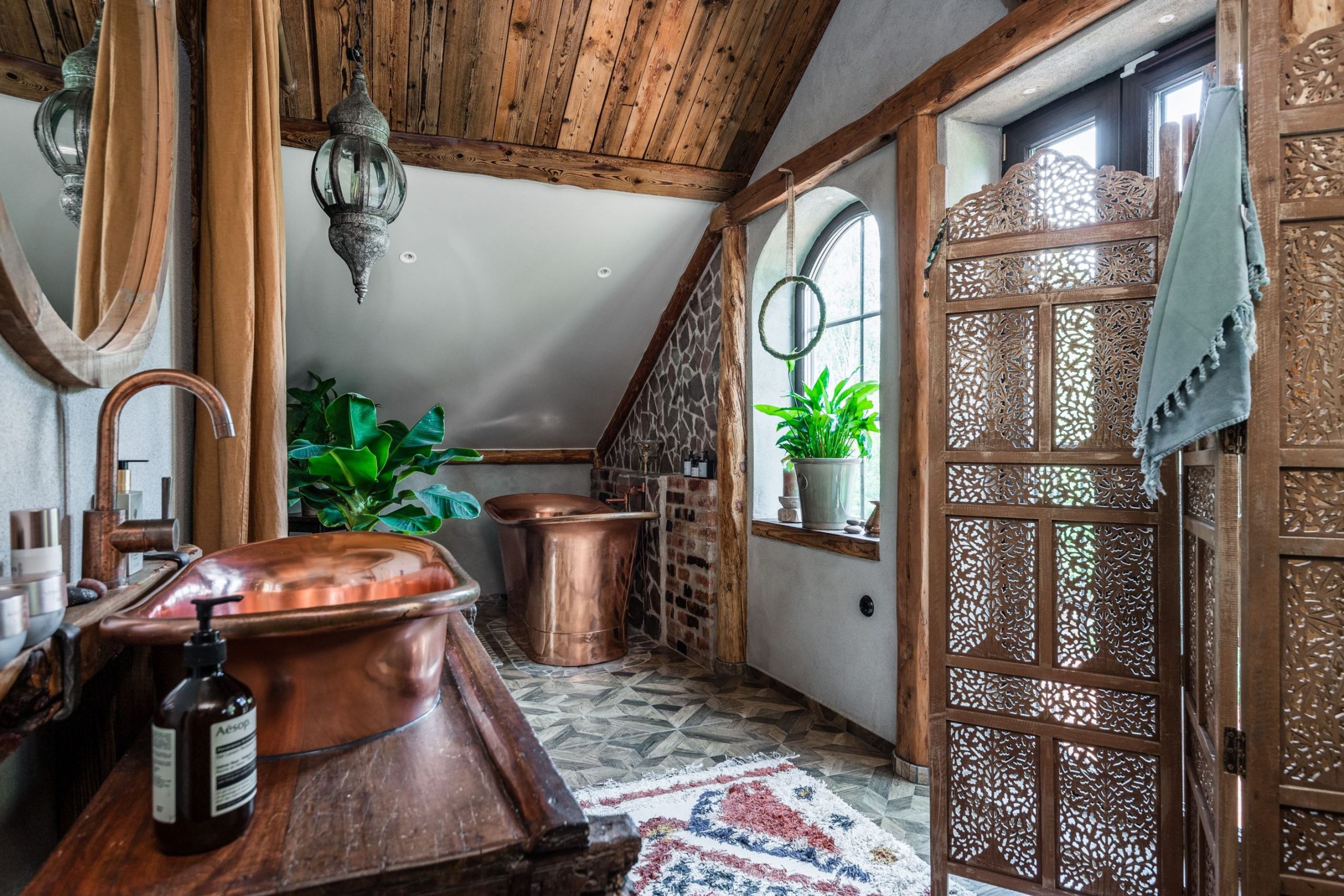 salle de bain avec fenêtres et baignoire en cuivre salle de bain avec fenêtres et baignoire en cuivre