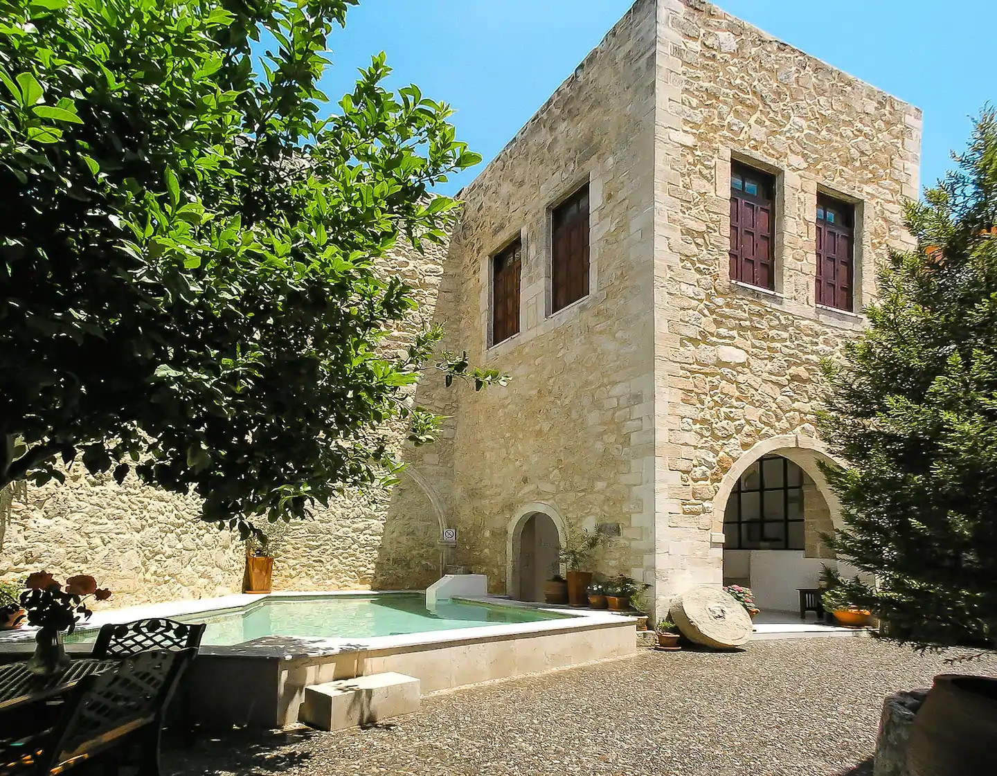 patio avec piscine maison en pierres patio avec piscine maison en pierres