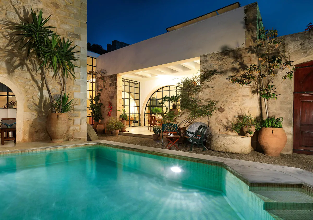 terrasse avec piscine maison en pierres vue soir terrasse avec piscine maison en pierres vue soir