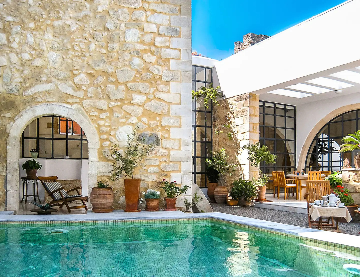 patio avec piscine maison en pierres patio avec piscine maison en pierres