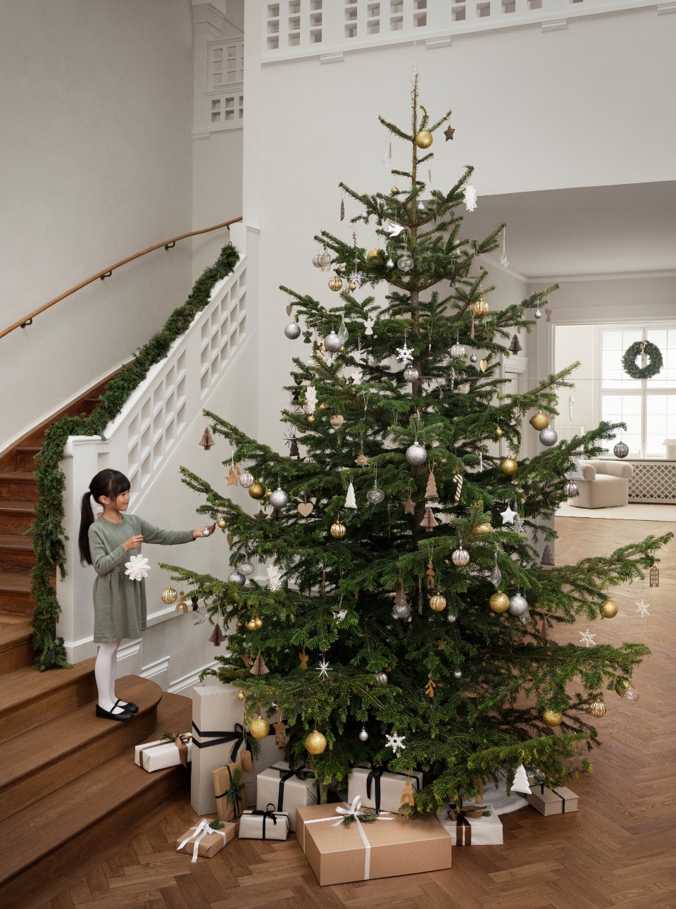 entrée avec sapin décorée pour Noël entrée avec sapin décorée pour Noël