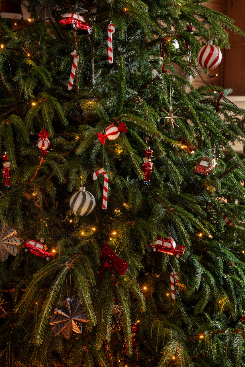 sapin décoré pour Noël rouge sapin décoré pour Noël rouge