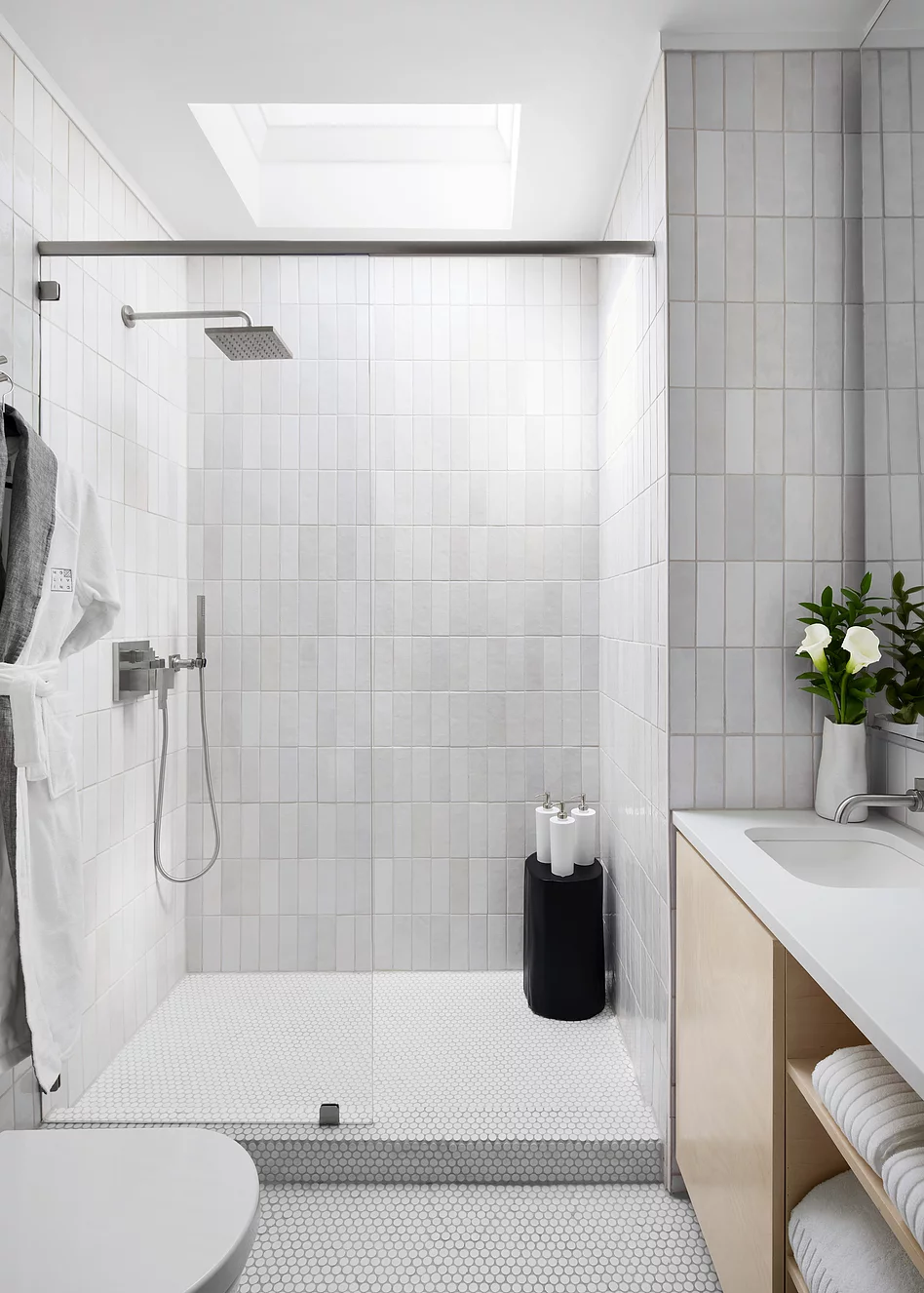 salle d'eau design blanche et bois