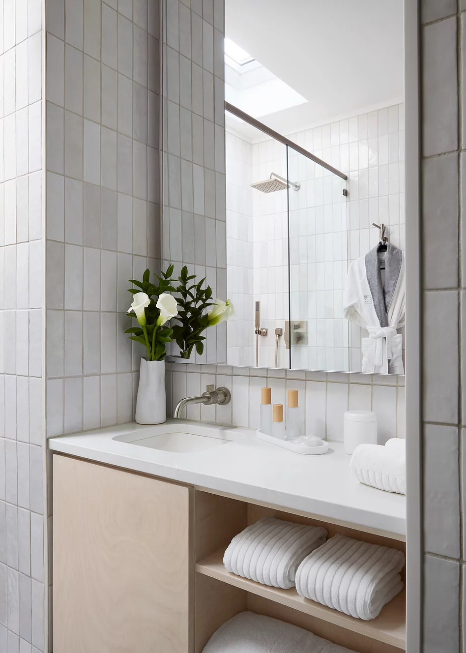 salle d'eau design blanche et bois